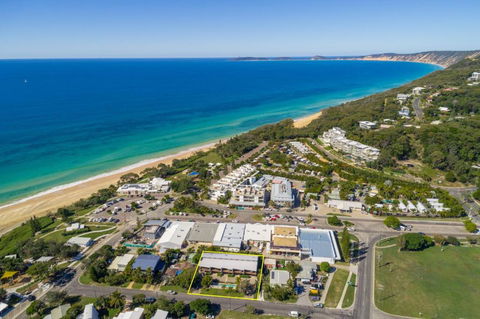 Unit 3 Rainbow Surf Modern Double Storey Townhouse With Large Shared Pool Close To Beach & Shop - Northern Rivers Accommodation 1