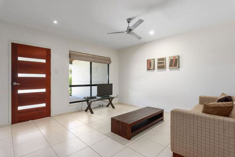 Unit 2 Rainbow Surf Modern Double Storey Townhouse With Large Shared Pool Close To Beach & Shops - Northern Rivers Accommodation 6