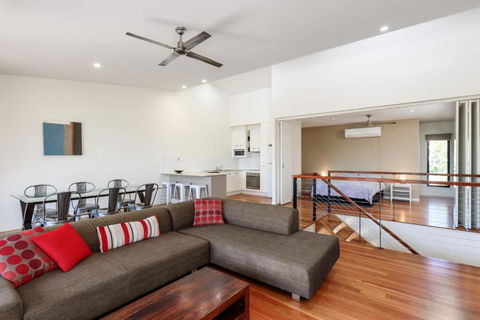Unit 2 Rainbow Surf Modern Double Storey Townhouse With Large Shared Pool Close To Beach & Shops - Northern Rivers Accommodation 4