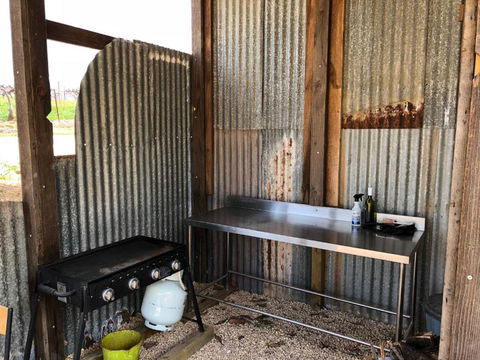 Bed In A Shed Vineyard Stay - Northern Rivers Accommodation 3
