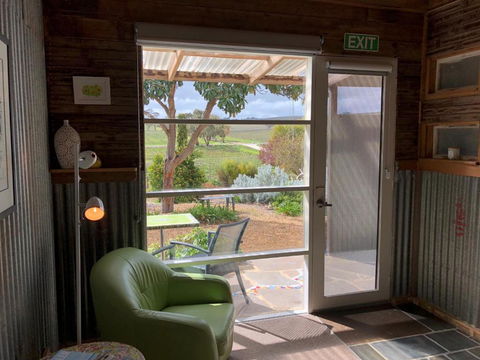 Bed In A Shed Vineyard Stay - Northern Rivers Accommodation 6