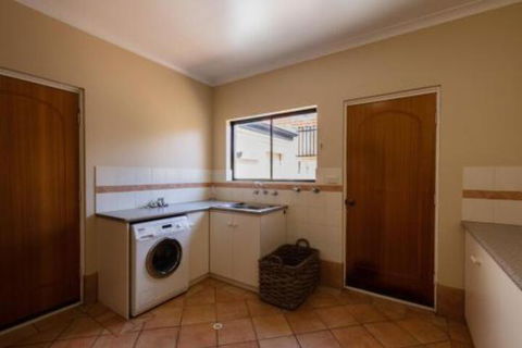 Maidstone Executive Residence - Northern Rivers Accommodation 7
