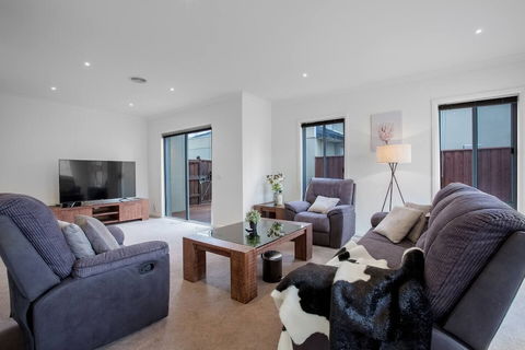 Superb Luxe 5BR House@point Cook Near Lake - Northern Rivers Accommodation 1