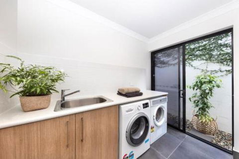 WINDFALL In PALM COVE - Northern Rivers Accommodation 2