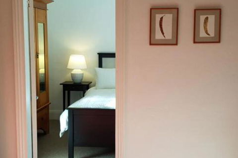 Redruth 2 Bedroom Cottage Situated In Wandiligong - Northern Rivers Accommodation 6