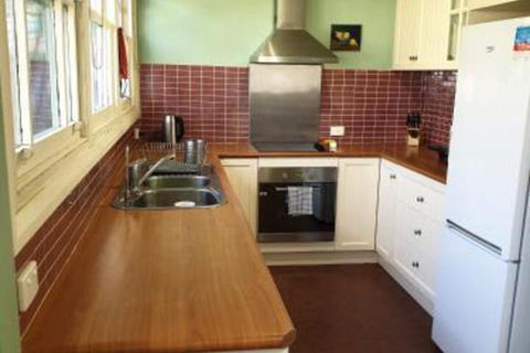 Redruth 2 Bedroom Cottage Situated In Wandiligong - Northern Rivers Accommodation 3