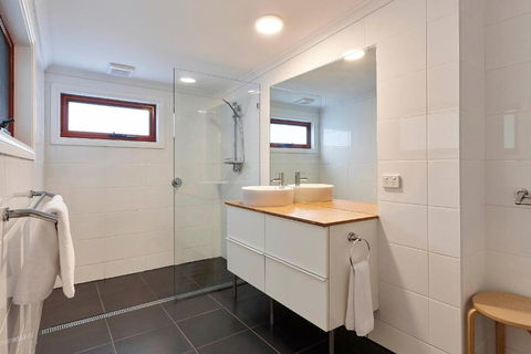 DOLPHIN LOOKOUT COTTAGE Amazing Views Of The Bay Of Fires - Northern Rivers Accommodation 1
