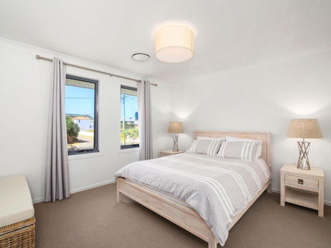 Lakeside Luxury 13 Lake Street - Northern Rivers Accommodation 1