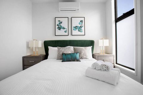 Taste Of Art! Stunning Townhouse Stayatmoonee Ponds - Northern Rivers Accommodation 5