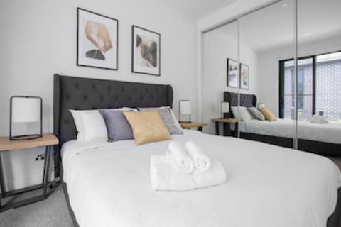 Taste Of Art! Stunning Townhouse Stayatmoonee Ponds - Northern Rivers Accommodation 0
