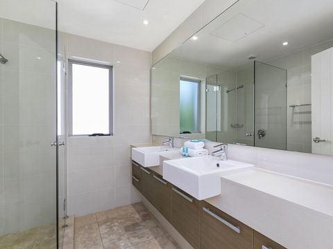 Stunning Riverfront Apartment In Noosaville Unit 2 Wai Cocos 215 Gympie Terrace - Northern Rivers Accommodation 6
