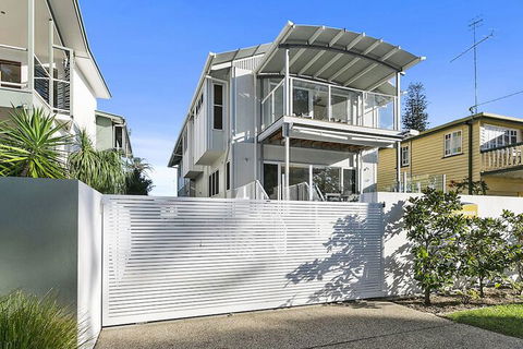 Stunning River House 51 Hilton Esplanade - Northern Rivers Accommodation 1