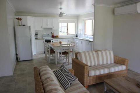 2 51 Carlo Road Rainbow Beach Pets Welcome Air Conditioning Walk To The Shops - Northern Rivers Accommodation 0