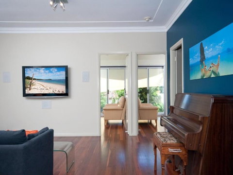 Street Cafe Boutique Accommodationat Nelson Bay - Northern Rivers Accommodation 2