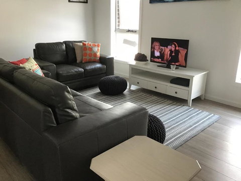 Discover Warilla Bright & Airy Townhouse Near The Beach & Lake - Northern Rivers Accommodation 6