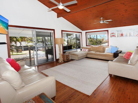 Mayfield 23 5 BDRM Home With Pool - Northern Rivers Accommodation 4