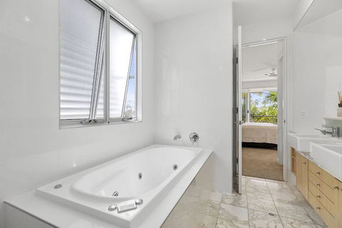 North Facing River Front Stunning Apartment Unit 2 9 Hilton Esplanade - Northern Rivers Accommodation 7