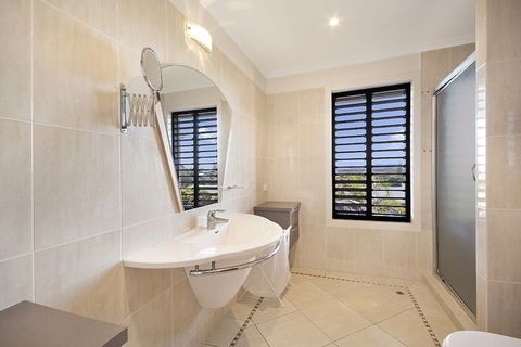 Minutes Walk To Peregian Beach & Surf! Unit 1 / 28 Pelican Street - Northern Rivers Accommodation 3
