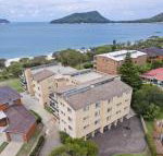 12 The Helm 22 Voyager Close unit in Little Beach with direct access to Shoal Bay Beach - Northern Rivers Accommodation