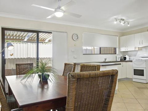 DAVIES STREET MOLLYMOOK 4 / 14 - Northern Rivers Accommodation 2
