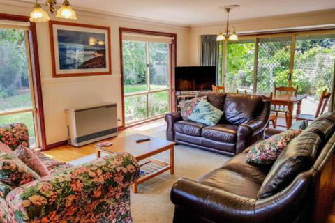 GUMS & ROSES Family Home In The Heart Of Town. - Northern Rivers Accommodation 4