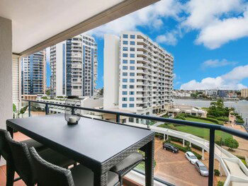 Modern 2 Bedroom River View Apartment In Docklands - Northern Rivers Accommodation 6