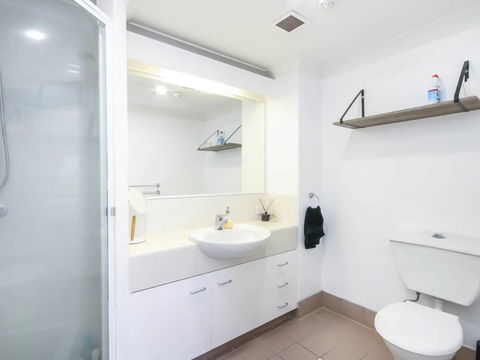 Modern 2 Bedroom River View Apartment In Docklands - Northern Rivers Accommodation 4