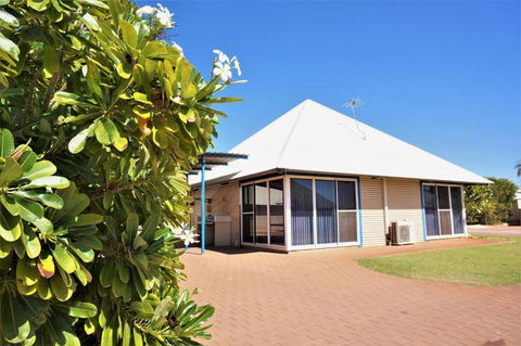 Osprey Holiday Village Unit 120 Colourful 3 Bedroom Holiday Villa With A Pool In The Complex - Northern Rivers Accommodation 6