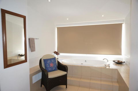 Osprey Holiday Village Unit 104 Luxurious 3 Bedroom Holiday Villa With A Pool In The Complex - Northern Rivers Accommodation 4