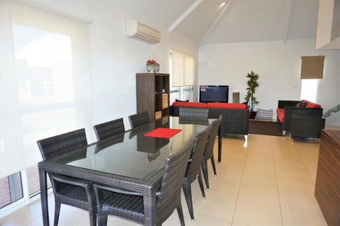 Osprey Holiday Village Unit 104 Luxurious 3 Bedroom Holiday Villa With A Pool In The Complex - Northern Rivers Accommodation 5
