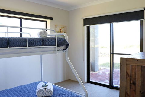 Augusta Beachfront Accommodation - Northern Rivers Accommodation 4