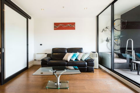 Cleo, 1BDR St Kilda Apartment - Northern Rivers Accommodation 2