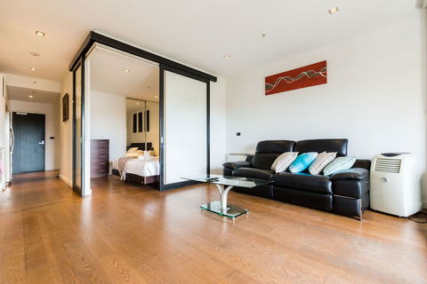 Cleo, 1BDR St Kilda Apartment - Northern Rivers Accommodation 6