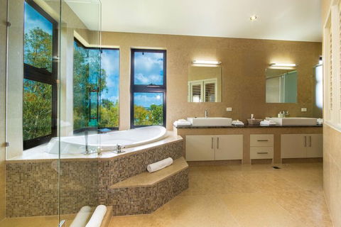 Retreat Hamilton Island - Northern Rivers Accommodation 4