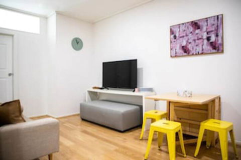 Cozy 3 Bedroom Apartment In The Heart Of Melbourne CBD - Northern Rivers Accommodation 0