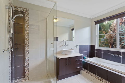 Resort Style Home Near Airport & CBD - Northern Rivers Accommodation 3