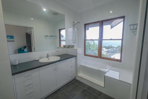 Absolute Airlie Central Airlie Beach - Northern Rivers Accommodation 6