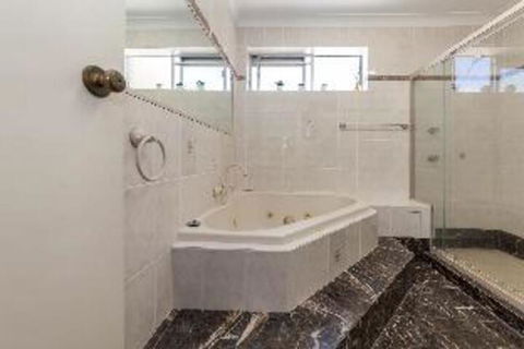 2 Bedroom Apartment Laman Lodge Unit 5 - Northern Rivers Accommodation 4