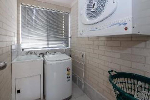 3 Bedroom House Classic View 2 / 49 Victoria Parade FREE WIFI - Northern Rivers Accommodation 2