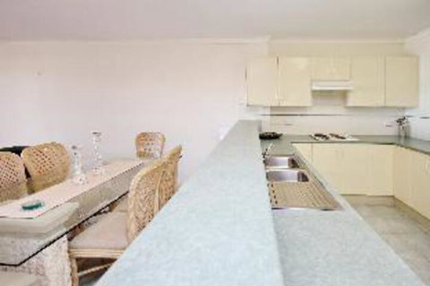 2 Bedroom Apartment Nelson Towers Victoria Parade - Northern Rivers Accommodation 2