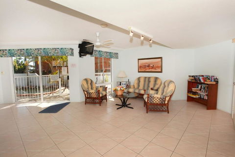 Unit 4 Coolum Sands Apartments 34 First Avenue Coolum Beach 400 BOND LINEN SUPPLIED - Northern Rivers Accommodation 4