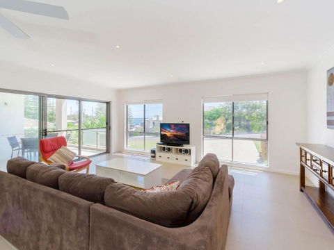 Bimbadeen Unit 3 Across From The Beach Lift In Complex - Northern Rivers Accommodation 5