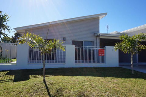 Seadaze 1 Rainbow Beach Gorgeous Unit Close To The Beach Aircon Pool - Northern Rivers Accommodation 6
