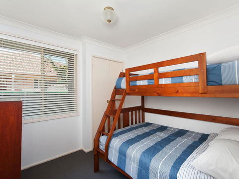 Fingal Waves At Fingal Bay NSW - Northern Rivers Accommodation 1