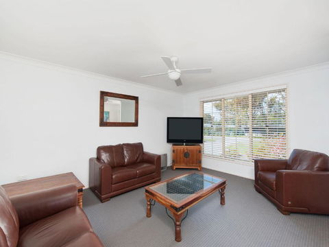 Fingal Waves At Fingal Bay NSW - Northern Rivers Accommodation 2
