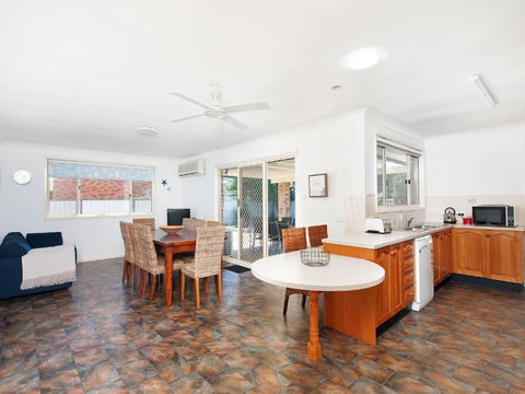Fingal Waves At Fingal Bay NSW - Northern Rivers Accommodation 6