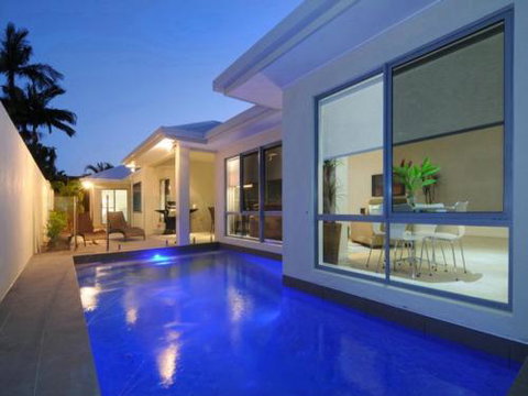 BEACH RETREAT At PALM COVE - Northern Rivers Accommodation 0