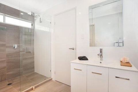 BEACH SHOPS & FABULOUS VACATION HOME! - Northern Rivers Accommodation 3