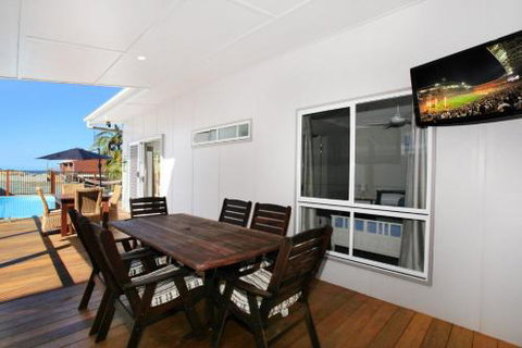 BEACH SHOPS & FABULOUS VACATION HOME! - Northern Rivers Accommodation 1