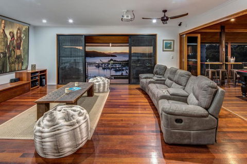 Uisce Luxury Holiday House With Jacuzzi Pool Table Cinema Premium Foxtel & Two Buggies - Northern Rivers Accommodation 6